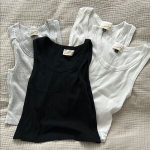 Set of 4 cropped Universal Thread tanks